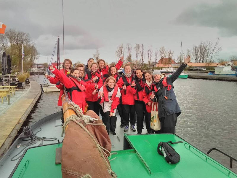 Groepsuitje zeilen met overnachting op skûtsje