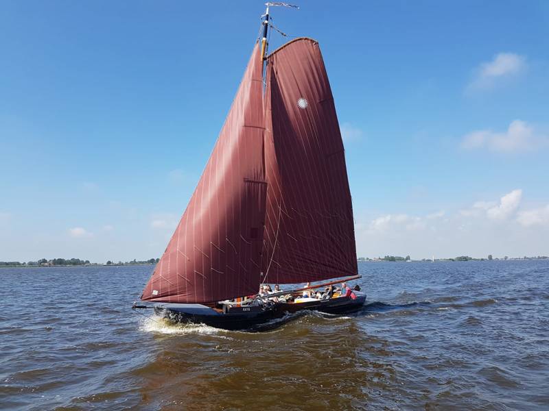 Zeilen op een friese paam met crew